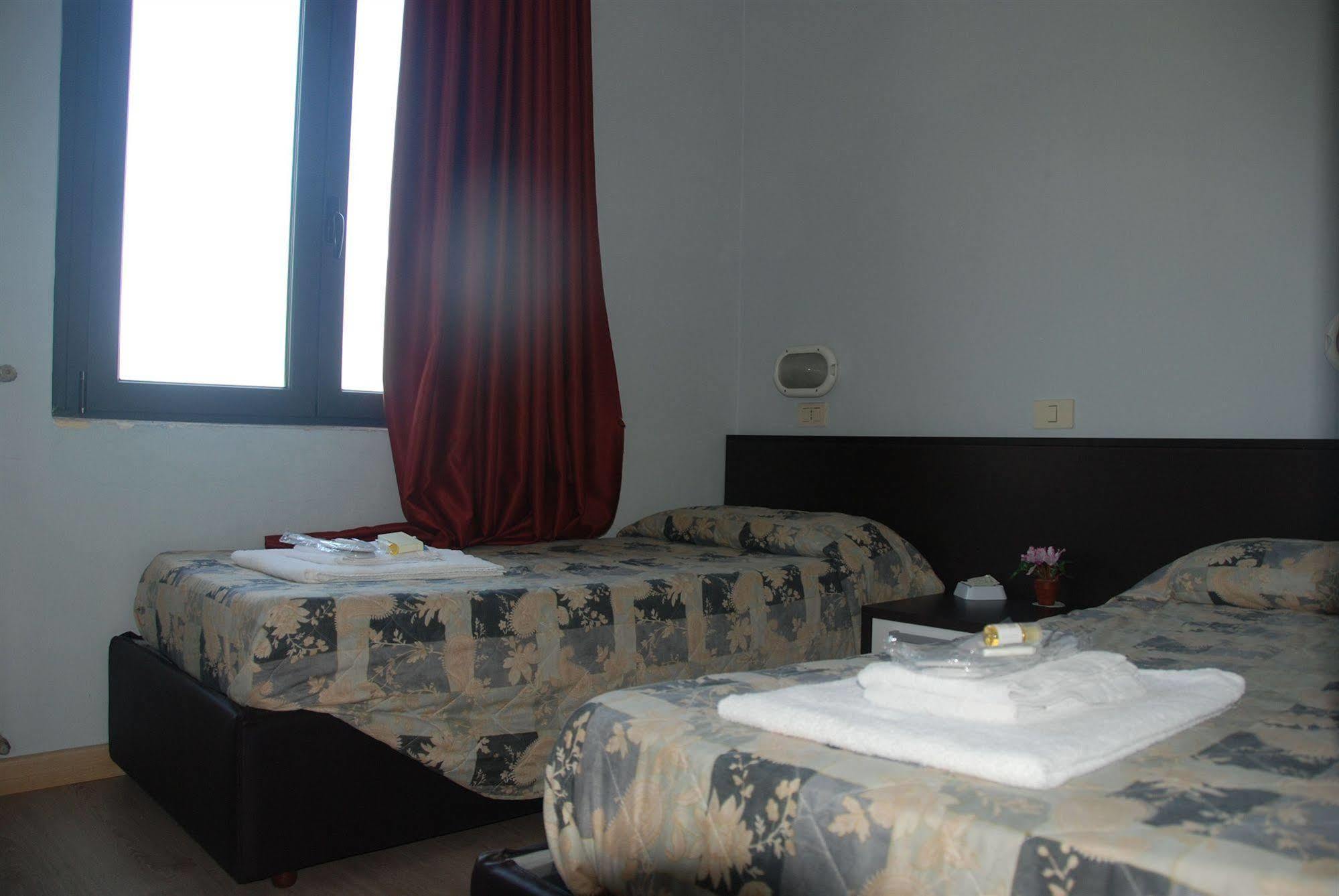 Hotel Olivi Сало Экстерьер фото